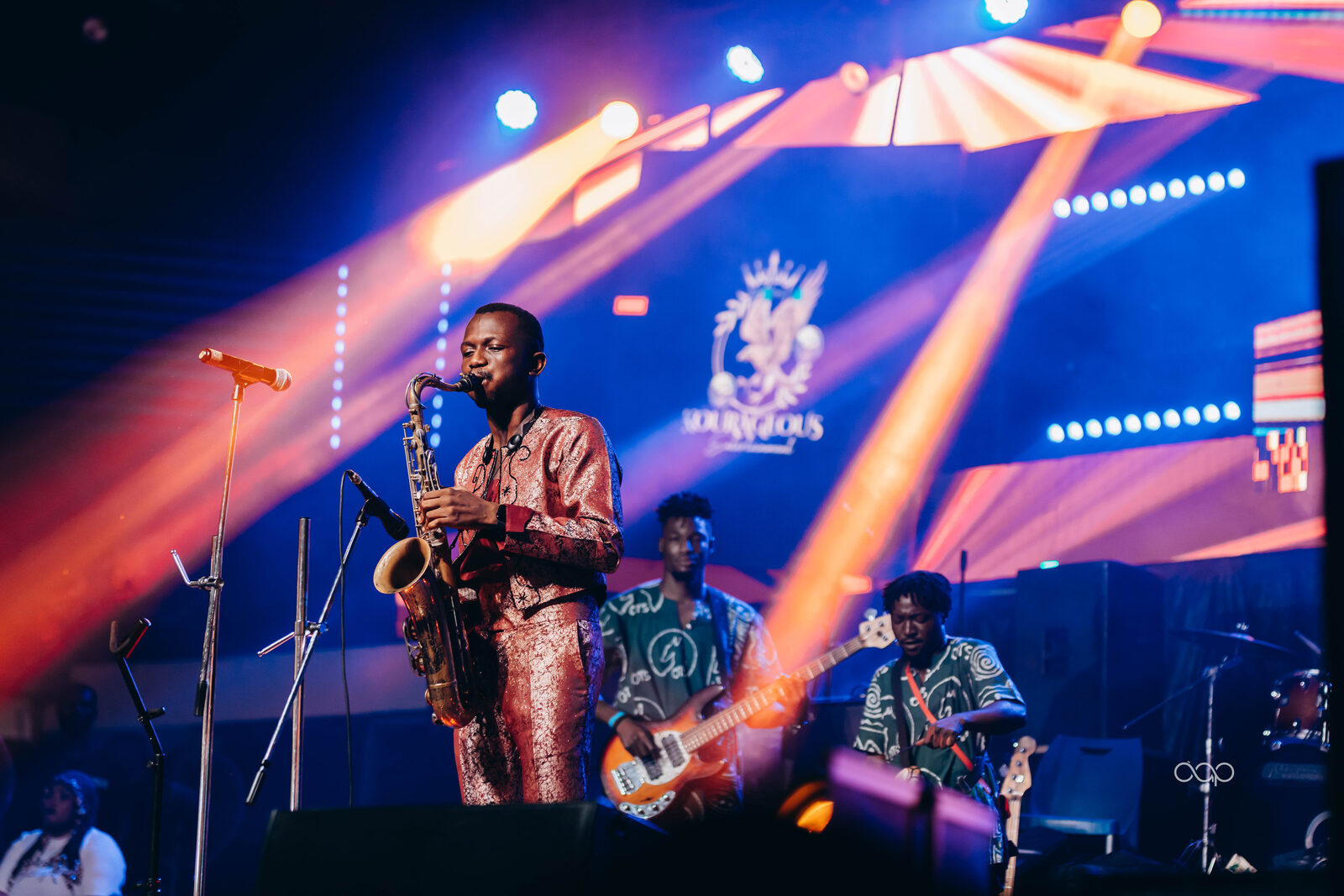 Olúségun performing live with the band