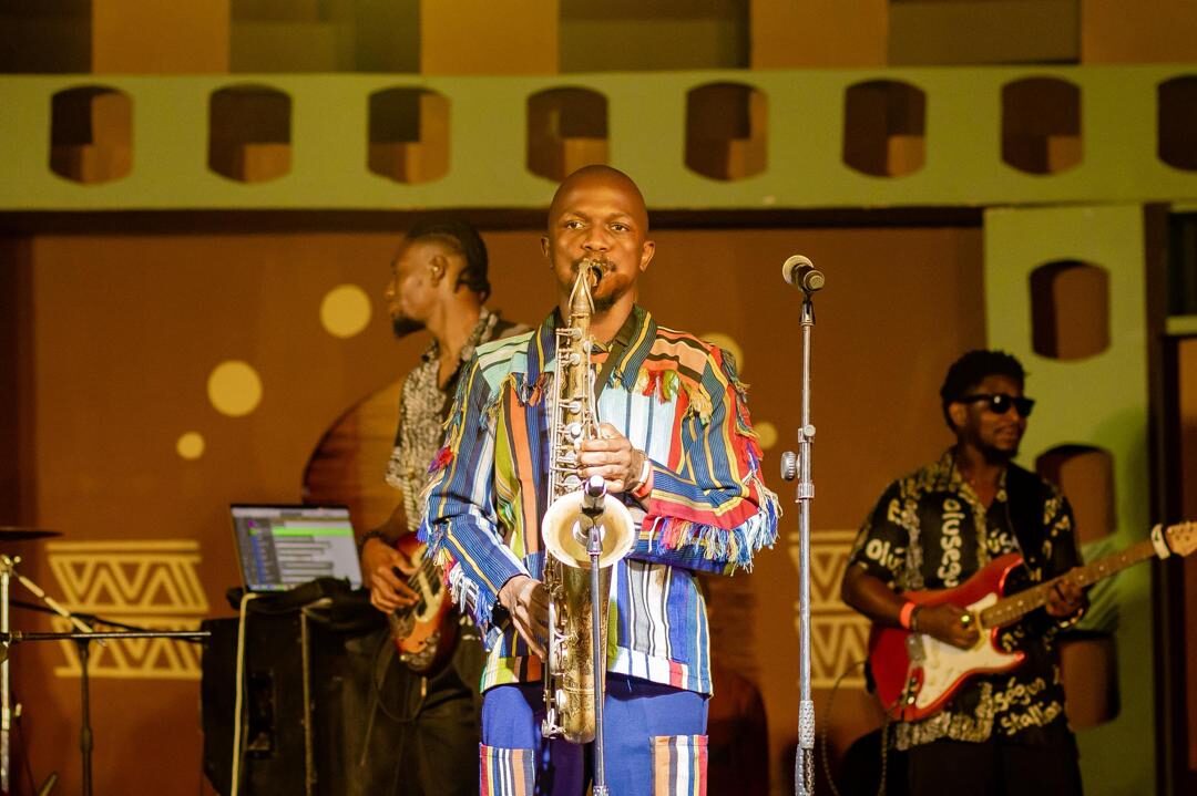 Olúségun and the band live on stage